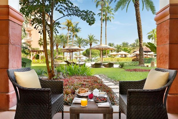 The Ritz Carlton Dubai posezení před pokojem | The Ritz Carlton Dubai