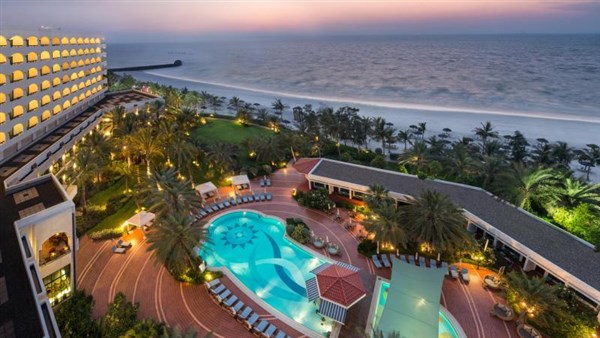 Ajman hotel (ex Ajman Kempinski) pohled s hora na bazén | Ajman hotel (ex Ajman Kempinski)