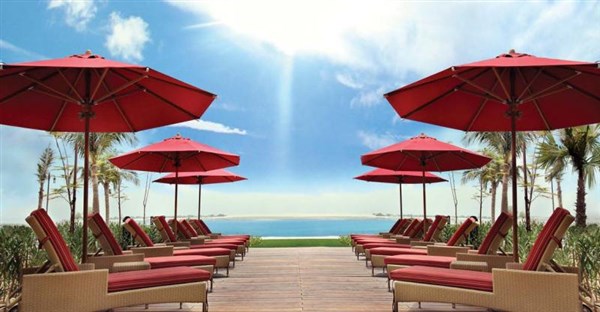 Khalidiya Palace Rayhaan by Rotana posezení u bazénu | Khalidiya Palace Rayhaan by Rotana