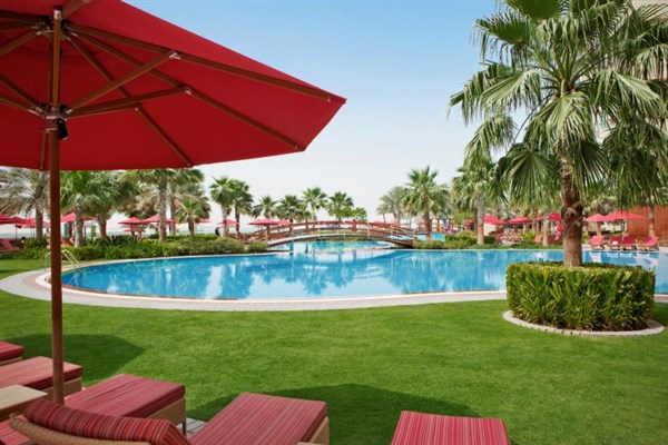 Khalidiya Palace Rayhaan by Rotana bazén s lehátky | Khalidiya Palace Rayhaan by Rotana