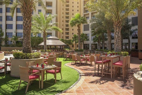 Amwaj Rotana Jumeirah Beach Dubai venkovní sezení u restaurace | Amwaj Rotana Jumeirah Beach Dubai