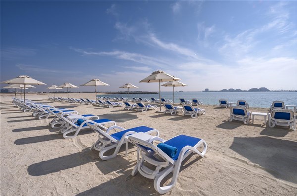 Radisson Resort Ras Al Khaimah Marjan Island pláž s lehátky | Radisson Resort Ras Al Khaimah Marjan Island