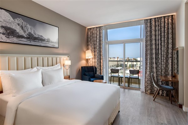 Radisson Resort Ras Al Khaimah Marjan Island pokoj s výhledem na bazén | Radisson Resort Ras Al Khaimah Marjan Island