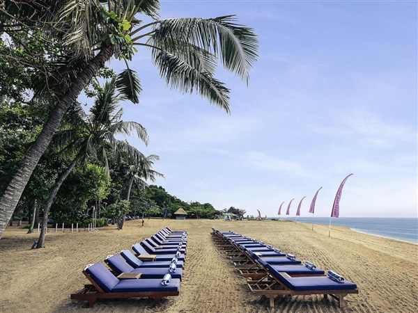 Mercure Resort Sanur pláž s lehátky | Mercure Resort Sanur