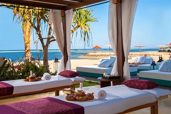 Sadara Boutique Beach Resort masážní lehátka na pláži | Sadara Boutique Beach Resort