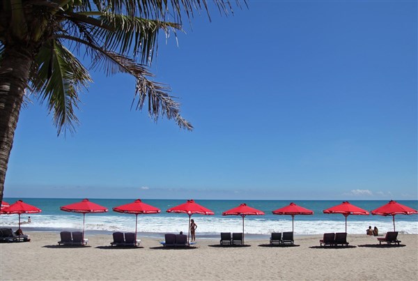 Legian Beach Hotel pláž s lehátky | Legian Beach Hotel