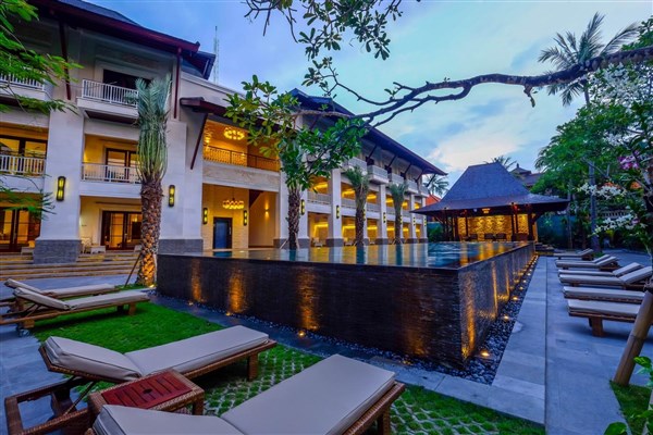 Puri Santrian bazén s lehátky | Puri Santrian