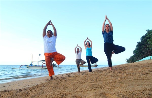 Nesa Sanur Hotel yoga na pláži | Nesa Sanur Hotel