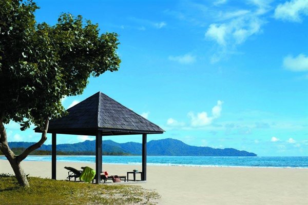 Shangri-La´s Rasa Ria Resort přístřešek s lehátky u pláže | Shangri-La´s Rasa Ria Resort