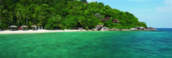 Japamala Tioman Island pohled na pobřeží s lehátky | Japamala Tioman Island