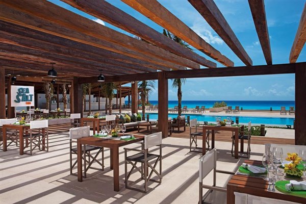 Secrets The Vine Cancun venkovní terasa | Secrets The Vine Cancun