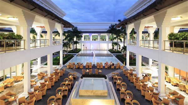 Grand Riviera Princess & Grand Sunset Princess posezení u bazénu | Grand Riviera Princess & Grand Sunset Princess