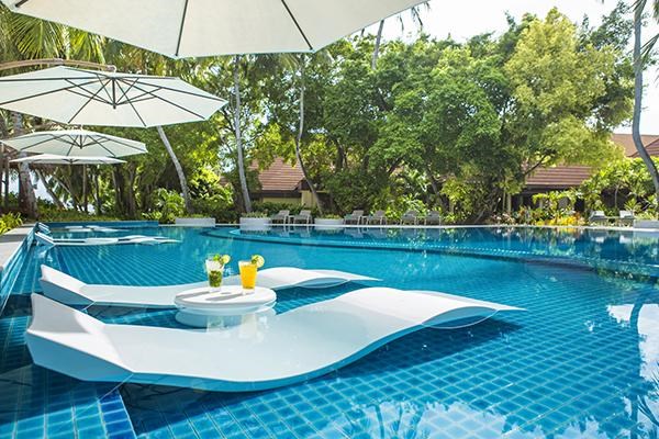 Kurumba Maldives bazén s lehátky | Kurumba Maldives