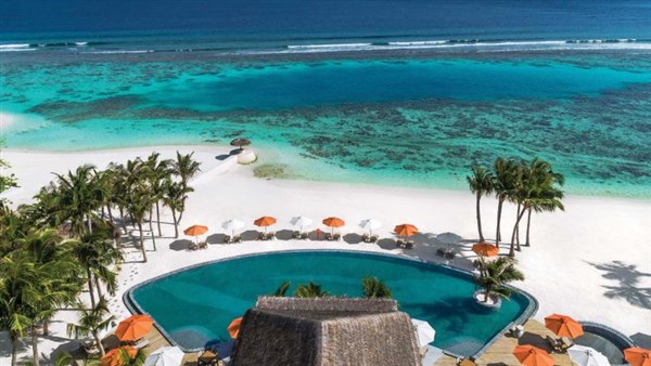 Oblu Select at Sangeli Maldives pohled na bazén a pláž | Oblu Select at Sangeli Maldives