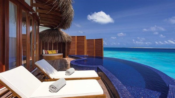 Oblu Select at Sangeli Maldives lehátka u bazénu | Oblu Select at Sangeli Maldives