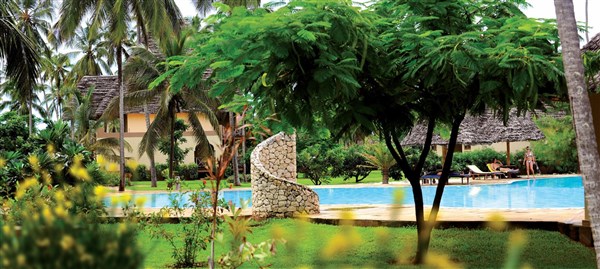 Neptune Pwani Beach Resort zahrada s bazénem | Neptune Pwani Beach Resort