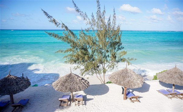 Pearl Beach by Sansi pohled na pláž s lehátky a slunečníky | Pearl Beach by Sansi