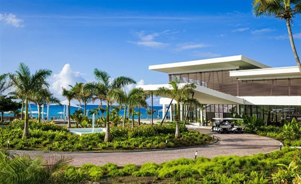 příjezd k recepci s palmami | Sonesta Ocean Point Resort