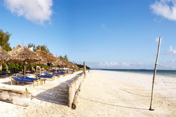 AHG Waridi Beach Resort & Spa pláž s lehátky a sítí na volejbal | AHG Waridi Beach Resort & Spa