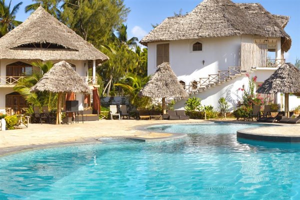 AHG Waridi Beach Resort & Spa bazén s lehátky | AHG Waridi Beach Resort & Spa