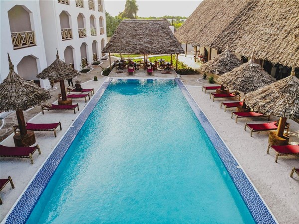 AHG Sun Bay Mlilie Beach Hotel bazén s lehátky | AHG Sun Bay Mlilie Beach Hotel