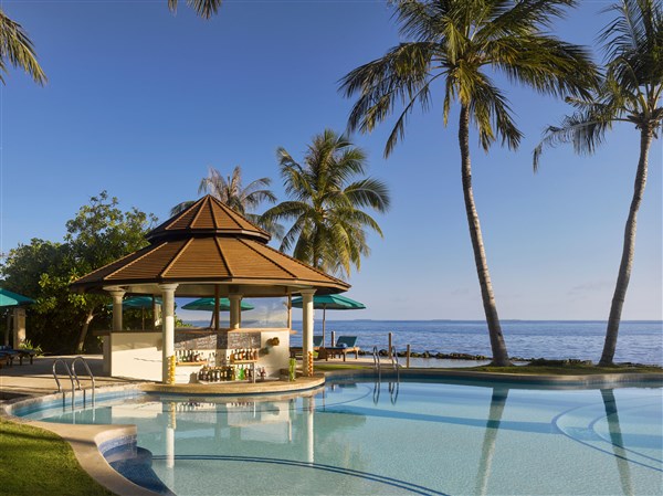 Royal Island Resort & Spa bar v bazénu | Royal Island Resort & Spa