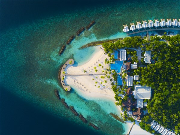 pohled na písečný výběžek a bazén | Dhigali Maldives