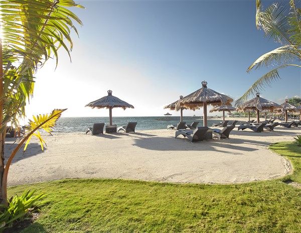 Bali Tropic Resort & Spa pláž s lehátky | Bali Tropic Resort & Spa