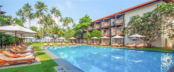 Mermaid Hotel & Clubpohled na hotel a bazén s lehátky | Mermaid Hotel & Club