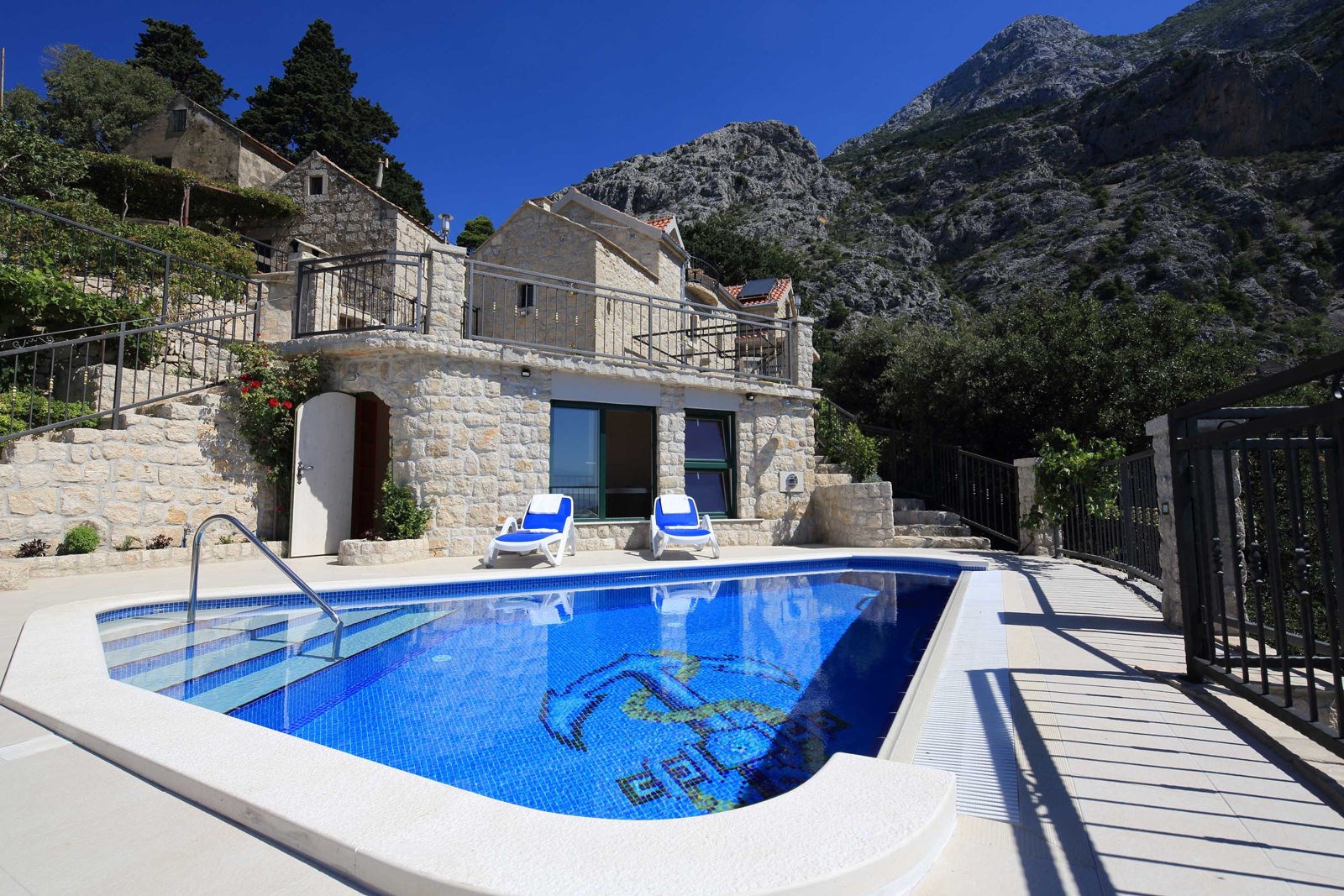Country House Dalmatian Stone