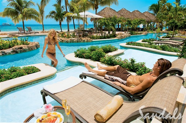 Sandals Negril lehátka u bazénu | Sandals Negril