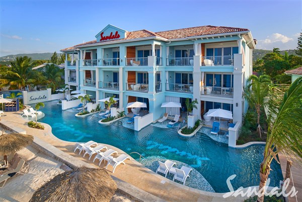 Sandals Montego Bay pohled na hotel s bazénem | Sandals Montego Bay