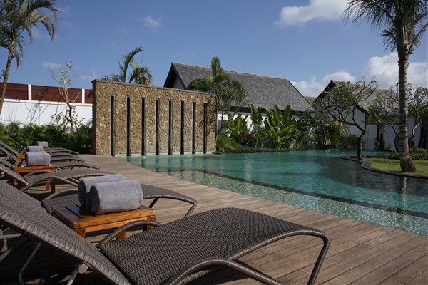 The Samaya Seminyak lehátka u hlavního bazénu | The Samaya Seminyak