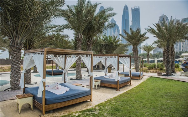 Habtoor Grand Resort, Autograph Collection venkovní lehátka | Habtoor Grand Resort, Autograph Collection