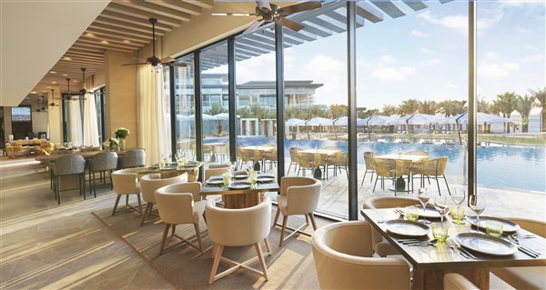 InterContinental Ras Al Khaimah Mina Al Arab Resort restaurace u bazénu | InterContinental Ras Al Khaimah Mina Al Arab Resort