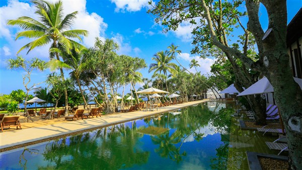 Pandanus Beach Resort & Spa bazén s lehátky | Pandanus Beach Resort & Spa