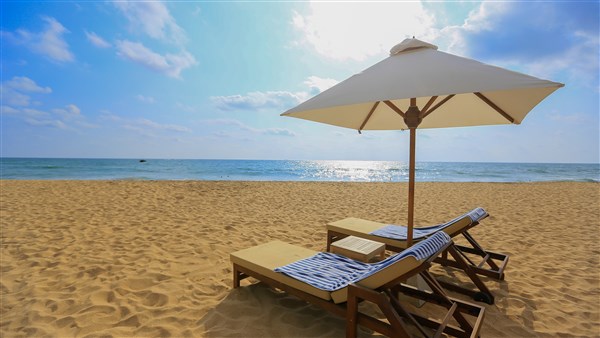 Pandanus Beach Resort & Spa lehátko se slunečníkem na pláži | Pandanus Beach Resort & Spa