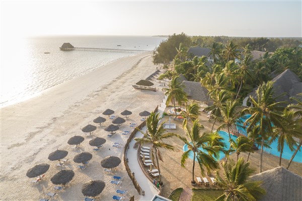 Kiwengwa Beach Resort pohled na pláž a lehátka | Kiwengwa Beach Resort