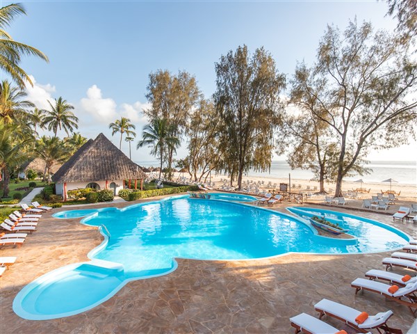 Kiwengwa Beach Resort bazén s lehátky | Kiwengwa Beach Resort