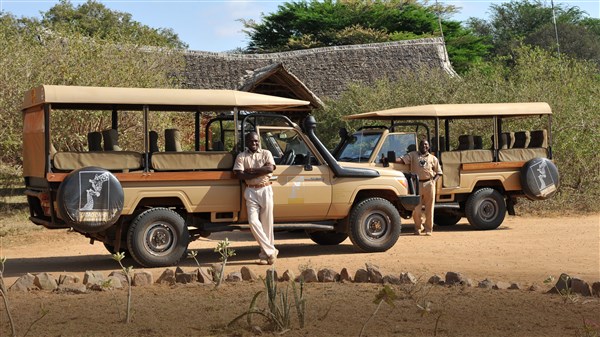 2 jeepy na safari a jejich řidiči. | Malé safari v NP Tsavo + pobyt u moře