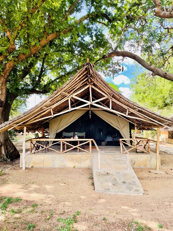 Safari stan v Satao Camp. | Malé safari v NP Tsavo + pobyt u moře