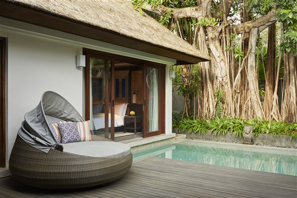 Andaz Bali venkovní posezení u bazénu před vilou | Andaz Bali