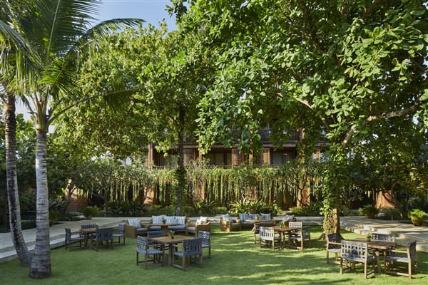Andaz Bali stoly v zahradě | Andaz Bali
