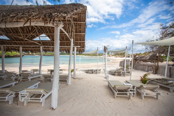 Písečná pláž s lehátky. | AHG Lion Beach Resort & Spa