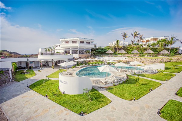 Bazén s lehátky. | AHG Lion Beach Resort & Spa