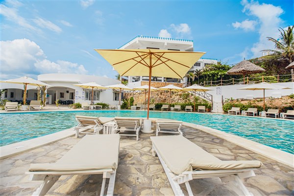 Bazén s lehátky. | AHG Lion Beach Resort & Spa