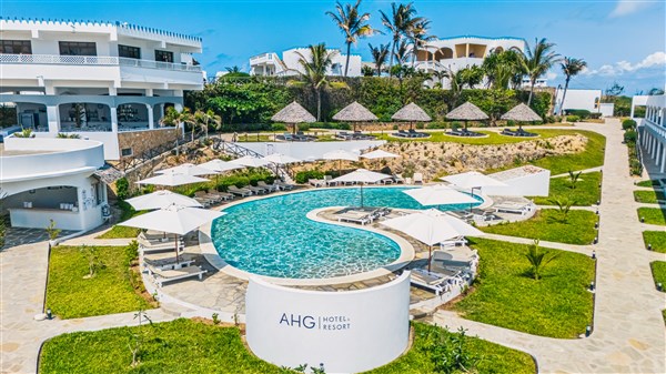 Bazén s lehátky. | AHG Lion Beach Resort & Spa