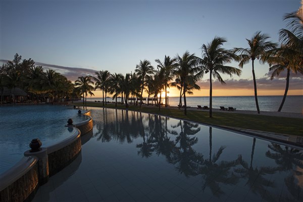 Dinarobin Golf & Spa bazén západ slunce | Dinarobin Beachcomber Golf Resort & Spa