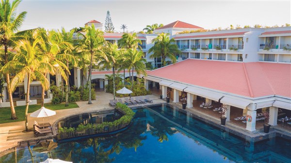 Mauricia bazén a  hotelová budova | Mauricia Beachcomber Resort & Spa