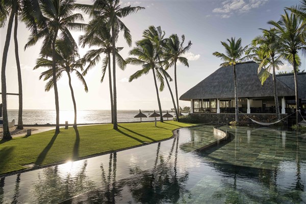 Constance Belle Mare bazén se západem slunce | Constance Belle Mare Plage Resort
